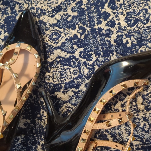 Studded patent black t-strap pumps - Picture 6 of 7